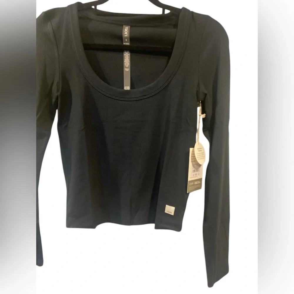 NWT Vuori long sleeve pose scoop tee Size M